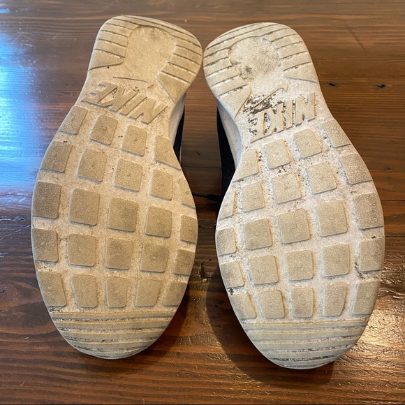 Black Nike shoes - Picture 6 of 7